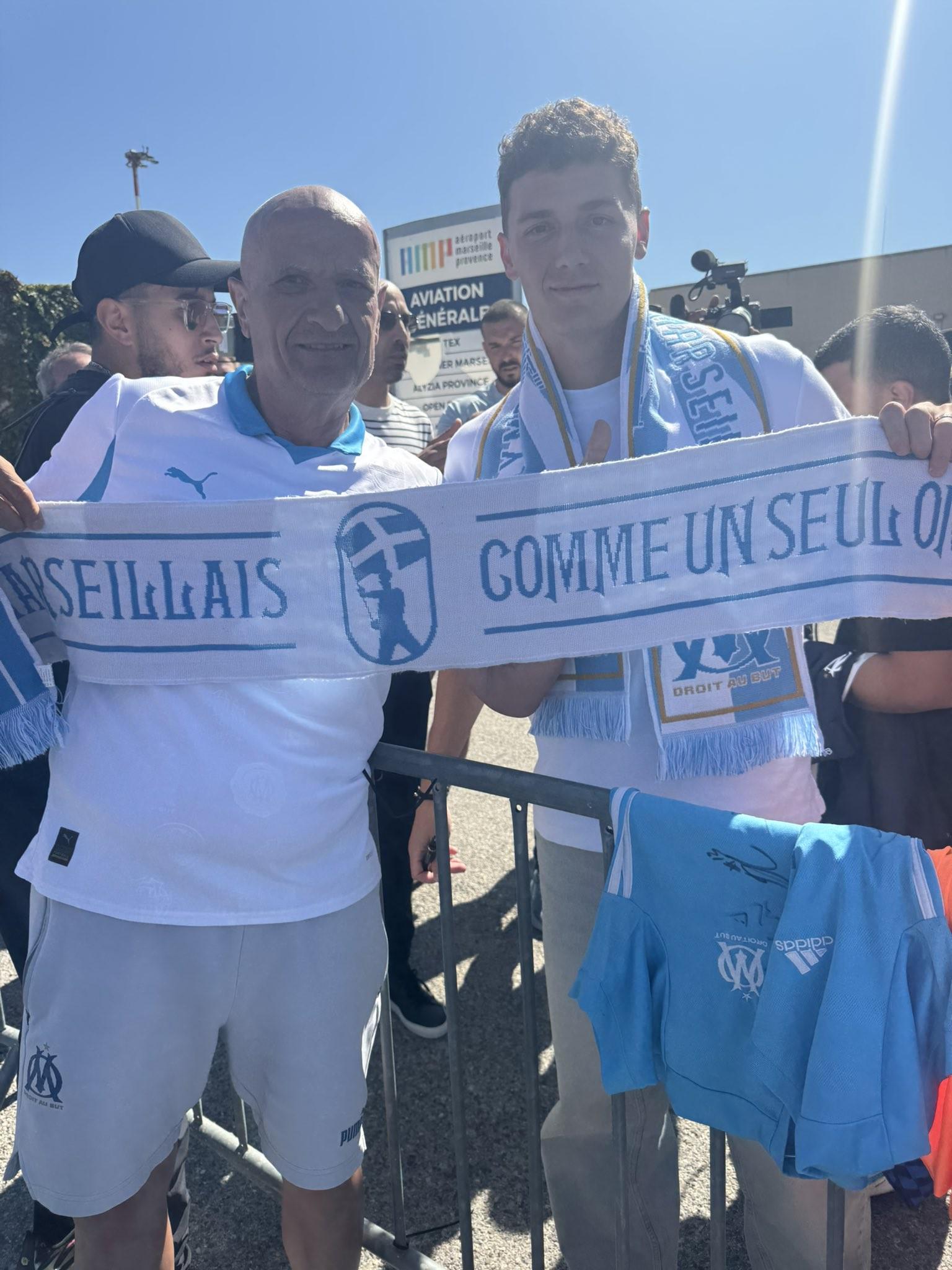 开云体育平台-法媒：帕瓦尔周三上午抵达马赛，并与本地球迷合影